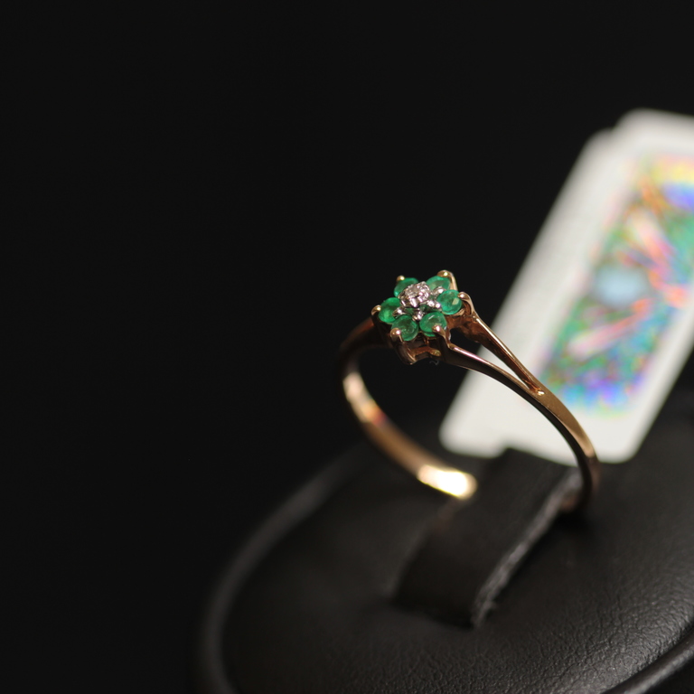 Gold ring with brilliant, 6 emeralds