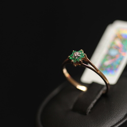 Золотое кольцо с бриллиантом, изумрудами