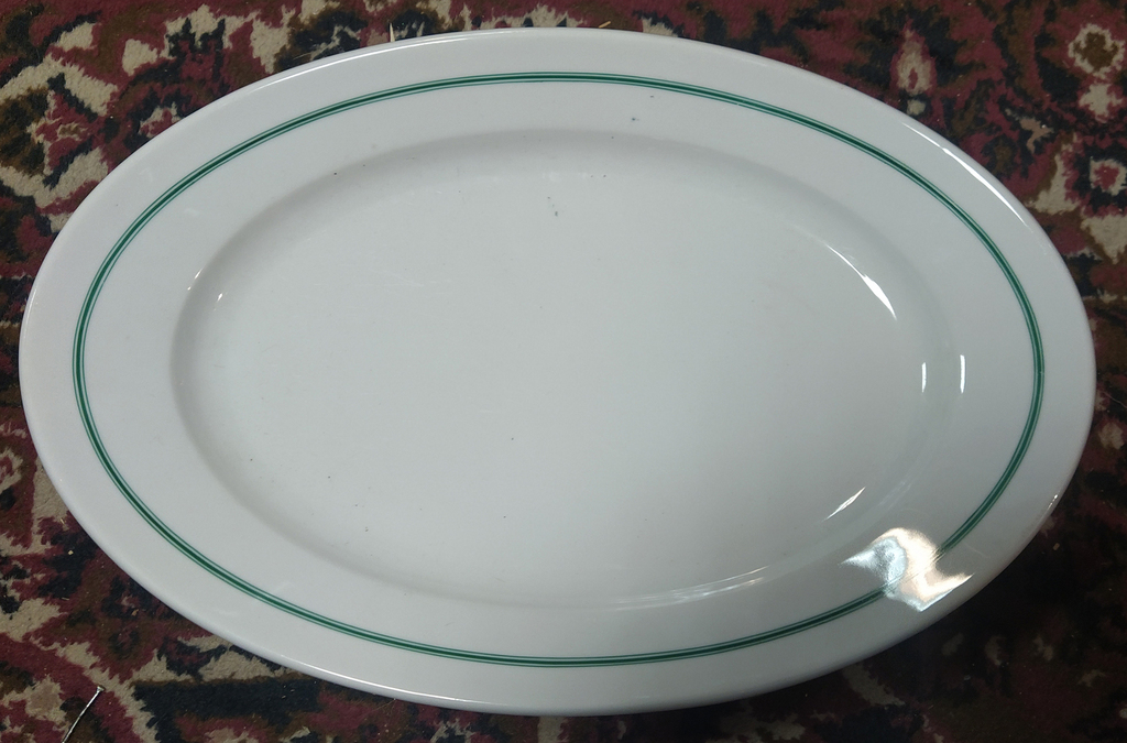 Фарфоровая сервировочная тарелка