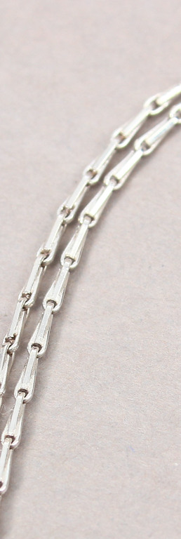 Серебряная цепочка с серебряной подвеской в стиле модерн