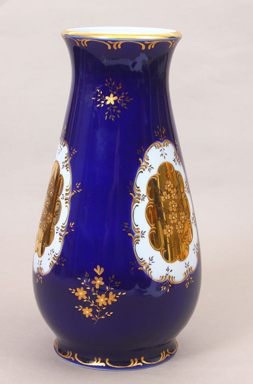 Porcelain vase with guilding