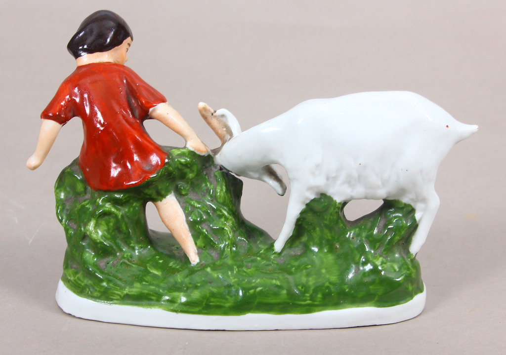 Фарфоровая статуэтка Девушка с козой
