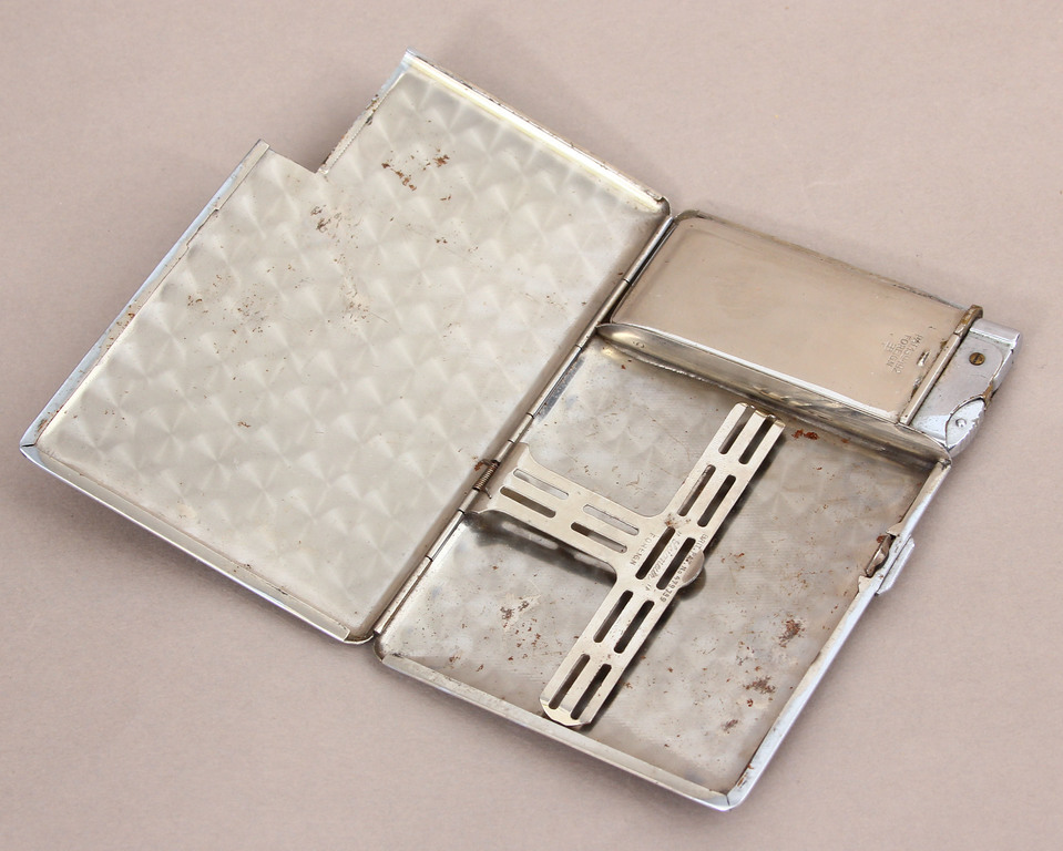 Metal cigarette case with integrated lighter, patent number  