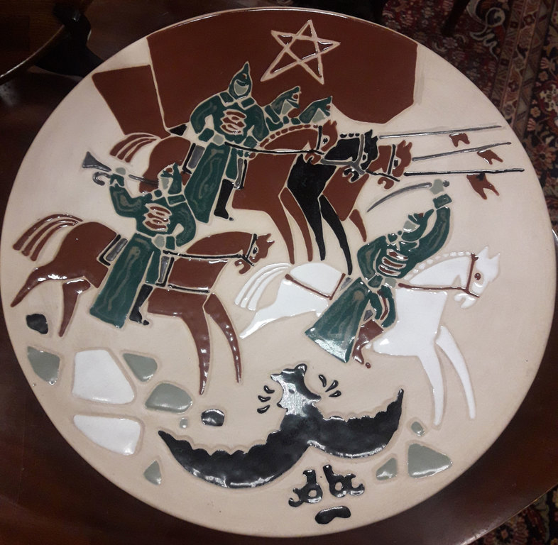 Dekoratīvais keramikas šķīvis 'Sarkanarmieši pret baltajiem'