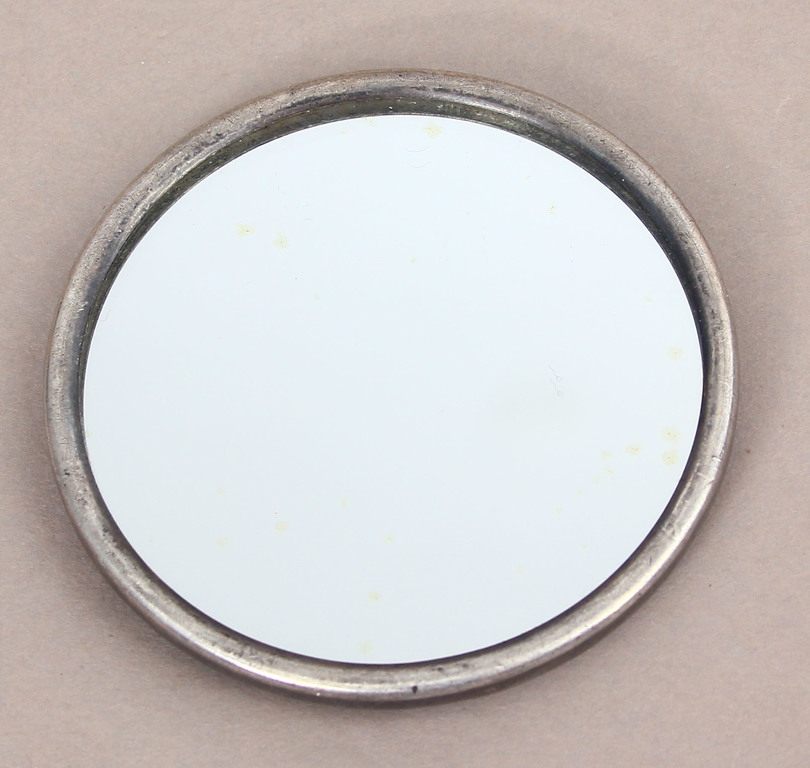 Зеркало с серебряной рамкой 