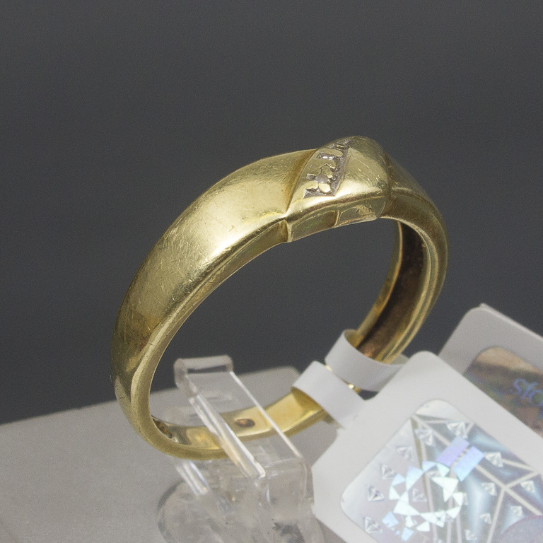 Gold ring with diamonds