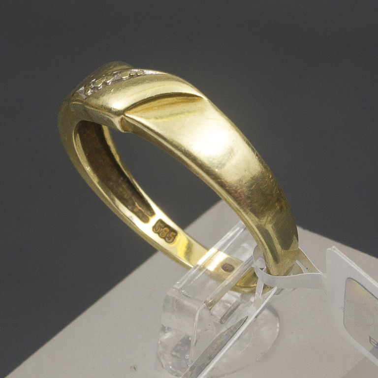 Gold ring with diamonds