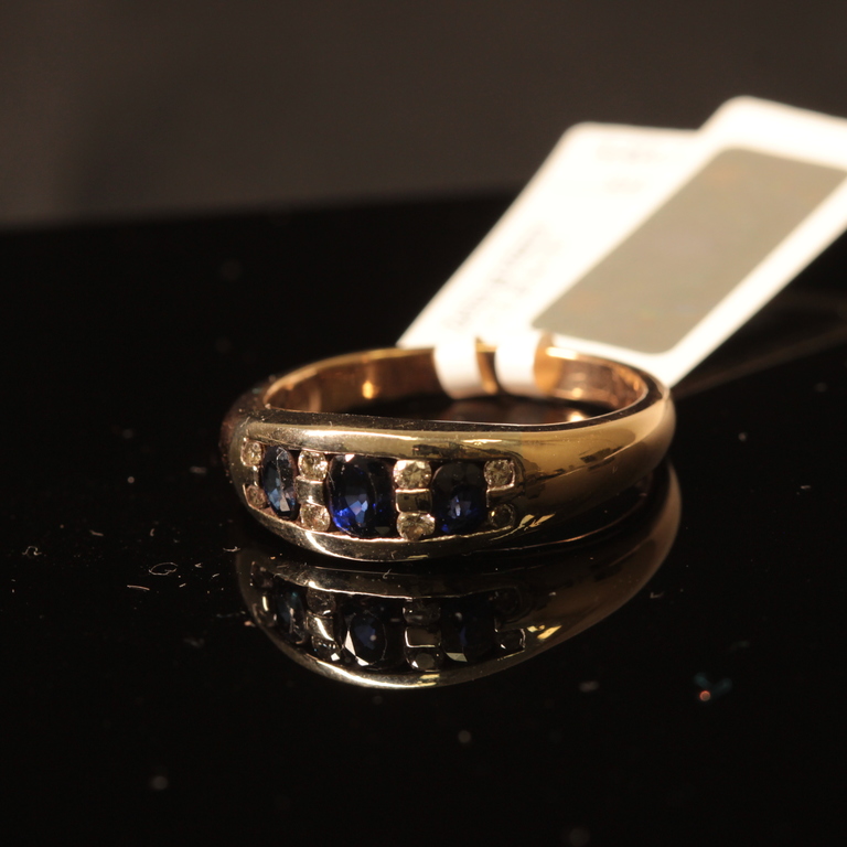 Золотое кольцо с бриллиантами, сапфирами