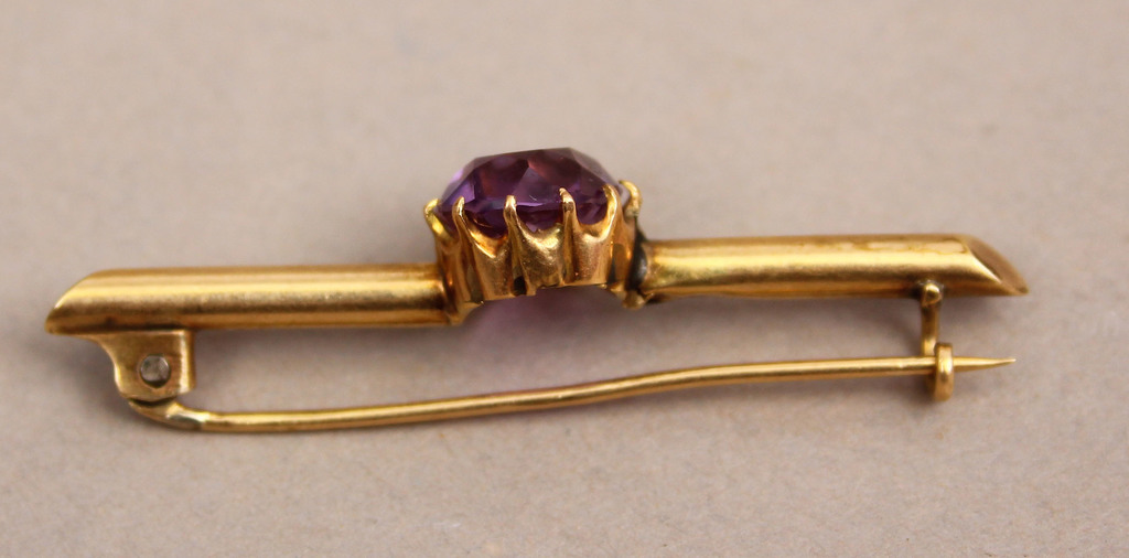 Gold brooch with amethyst