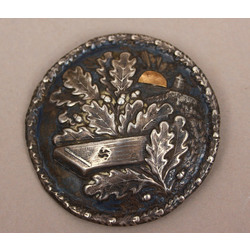 Silver brooch with gold 