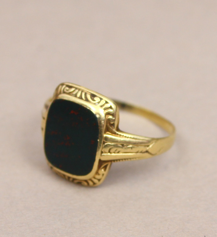 Золотое кольцо с черным камнем
