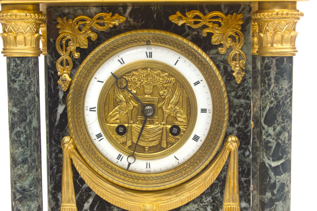 Ampīra stila zeltītas bronzas kamīna pulkstenis un 2 vāzes