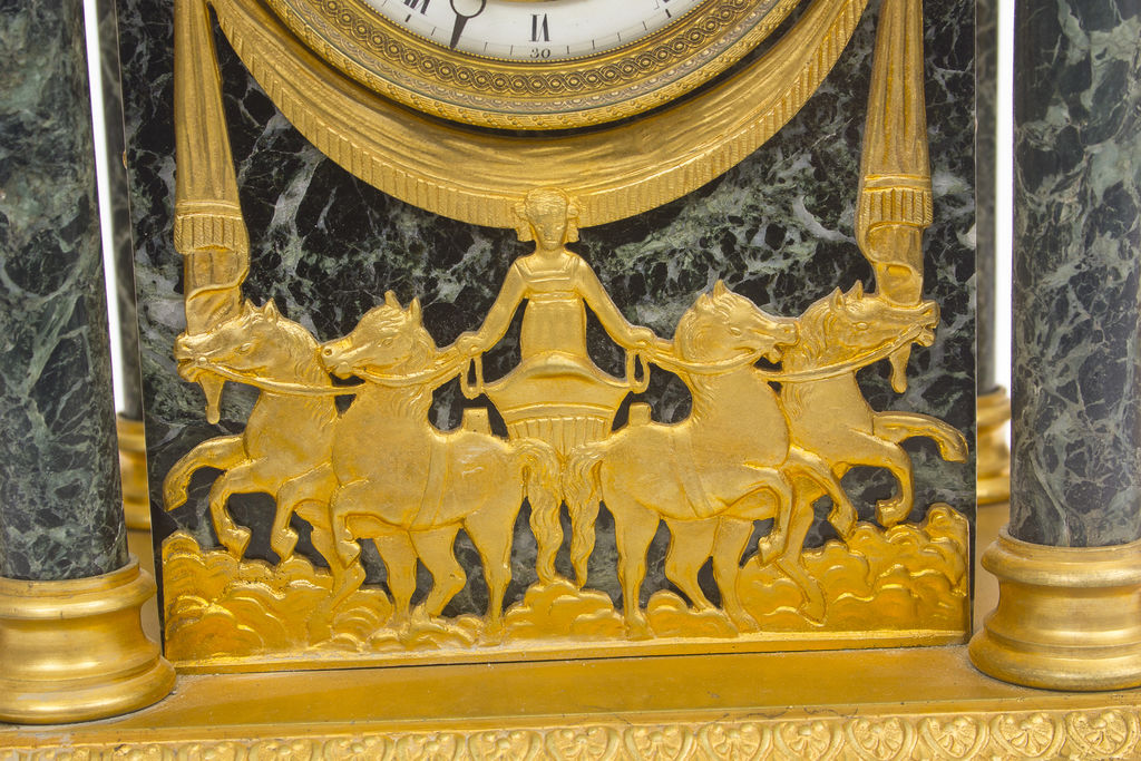 Ampīra stila zeltītas bronzas kamīna pulkstenis un 2 vāzes