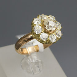 Gold ring with 9 natural diamonds