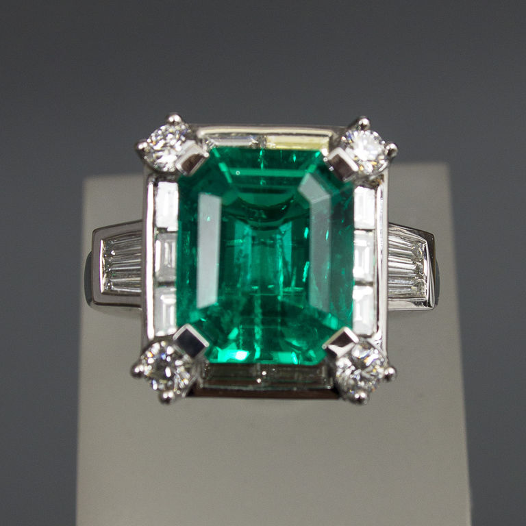 Platinum ring with 20 brilliants and emerald