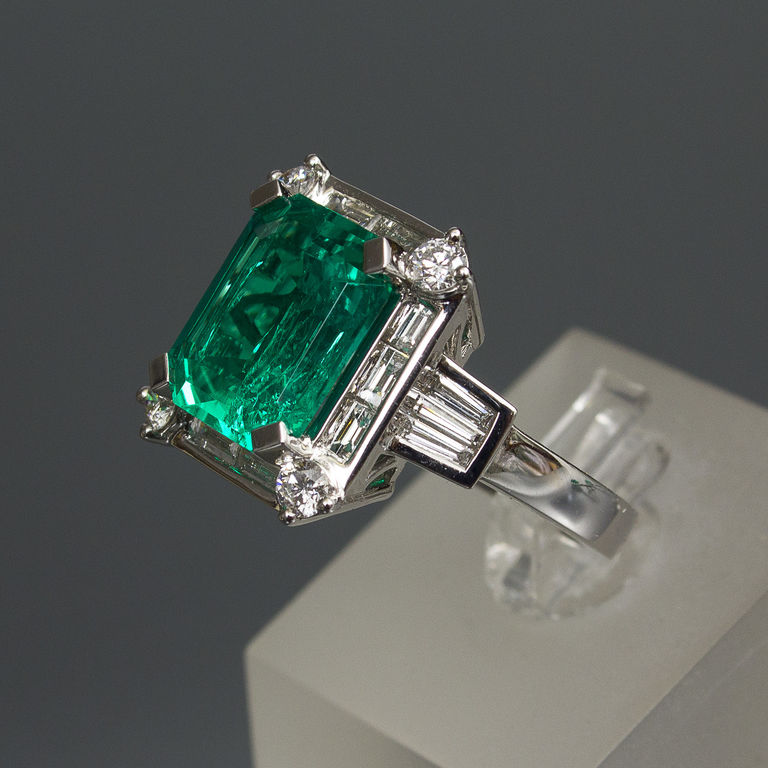 Platinum ring with 20 brilliants and emerald