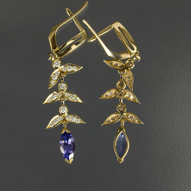 Gold earrings with diamonds and tanzanites