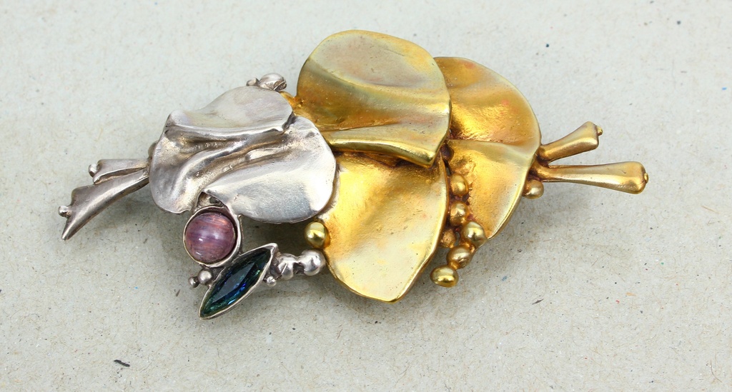 Art Nouveau silver brooch with agate and emerald