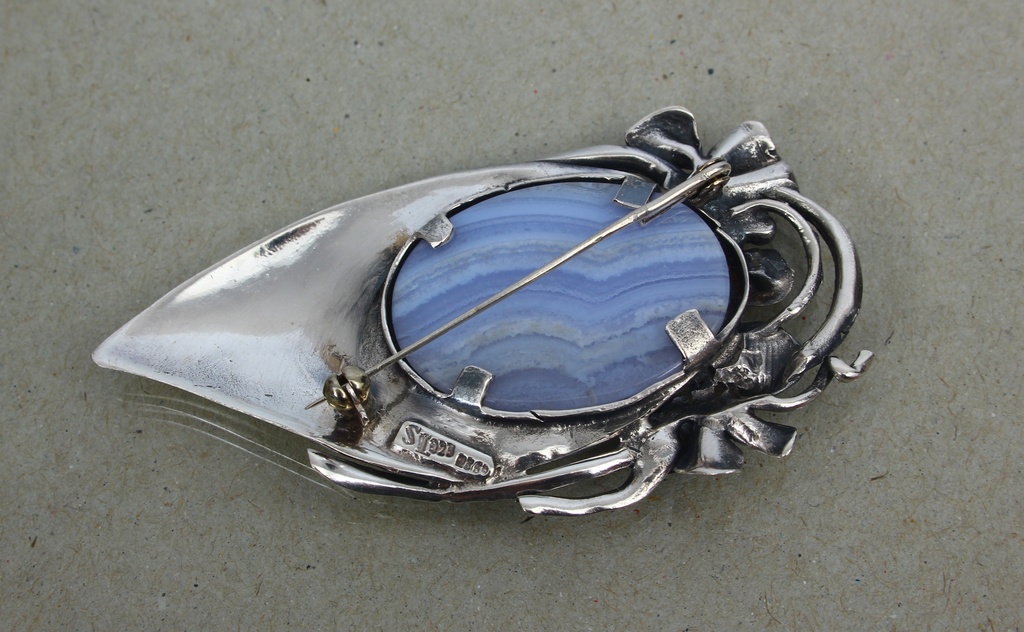 Серебряная брошь в стиле модерн с агатом