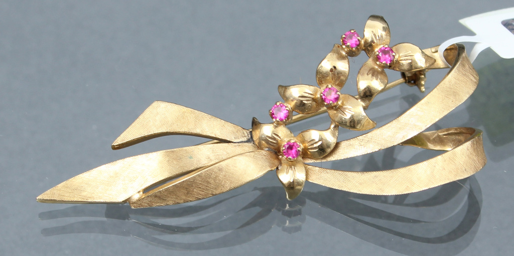 Gold brooch with rubies