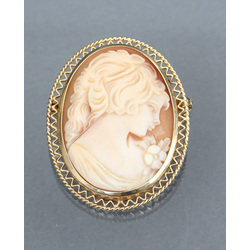 Gold brooch with a sea shell