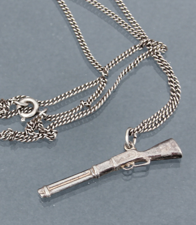 Silver chain with pendant 