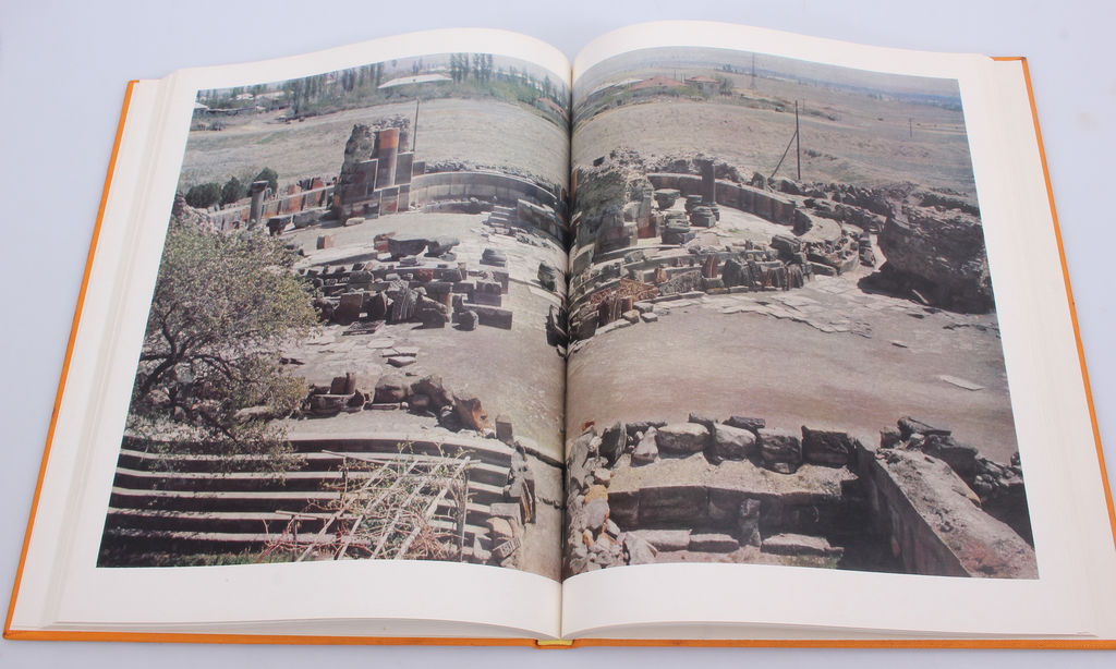 3 books - Yerevan and its environs, Rembrandt es kore, Hieronim Bosch