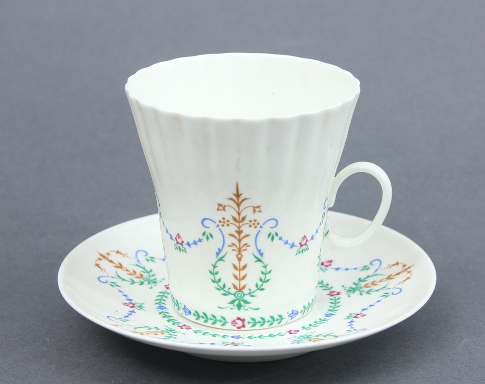 Porcelain cups and saucers (6 pieces)