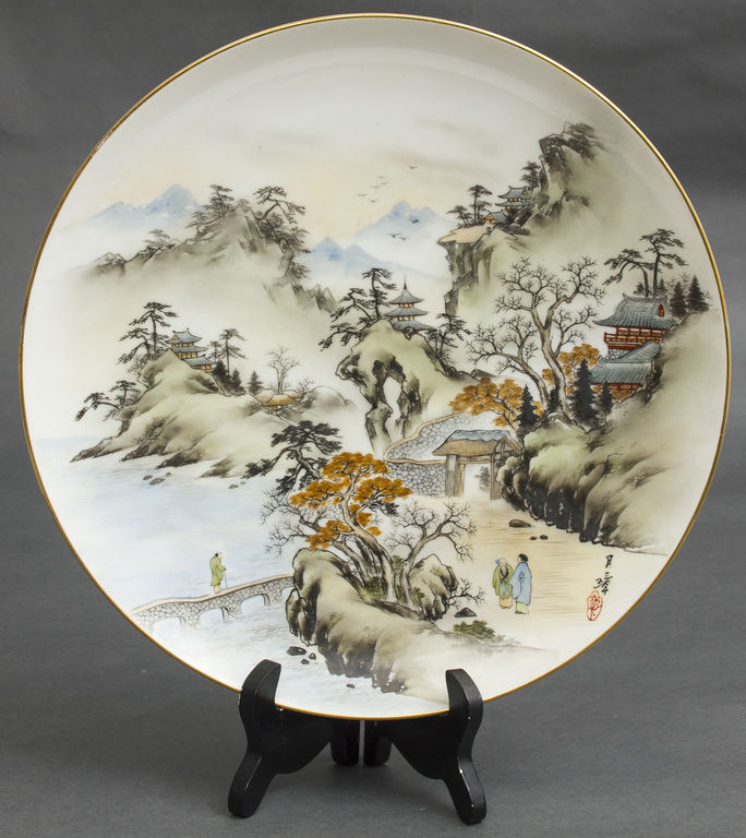 Decorative porcelain wall plate 