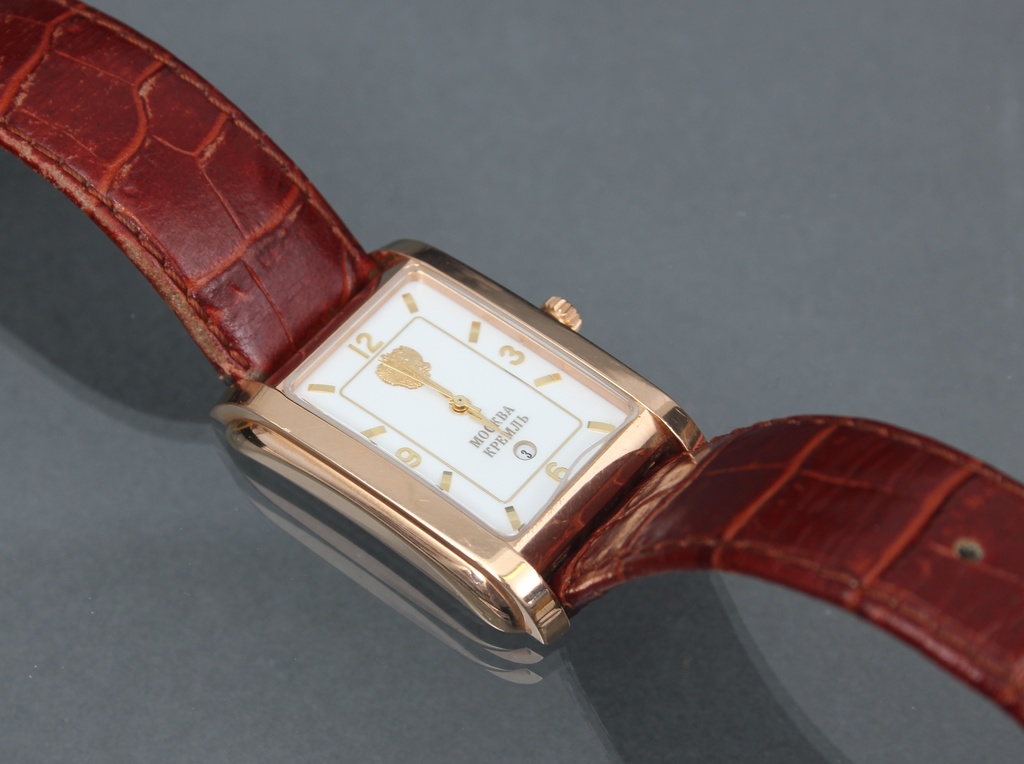 Men's watch with gold and leather strap 