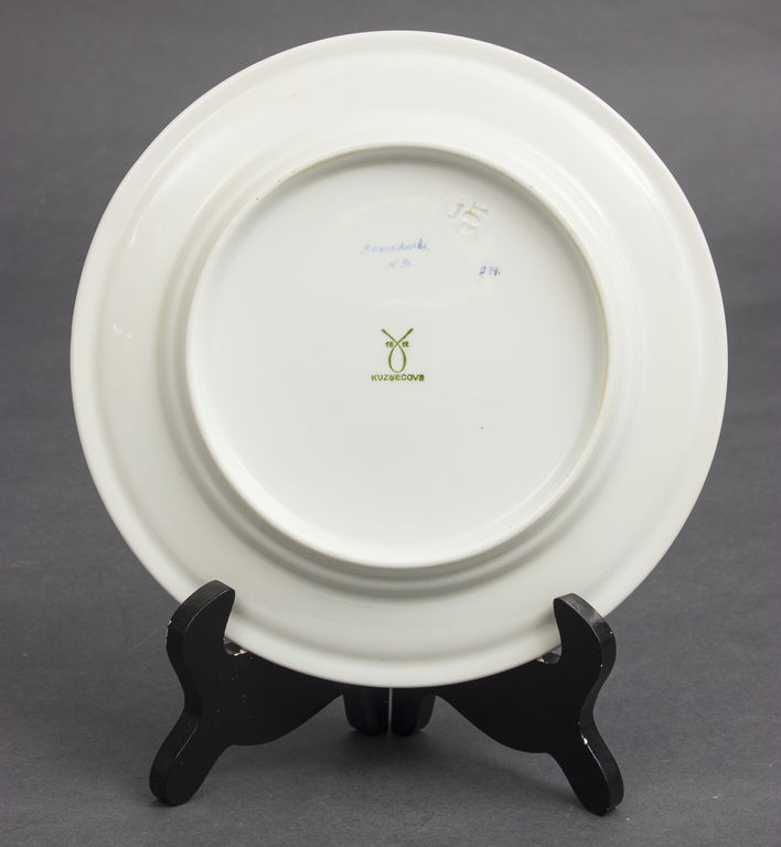 Декоративная фарфоровая тарелка с росписью 