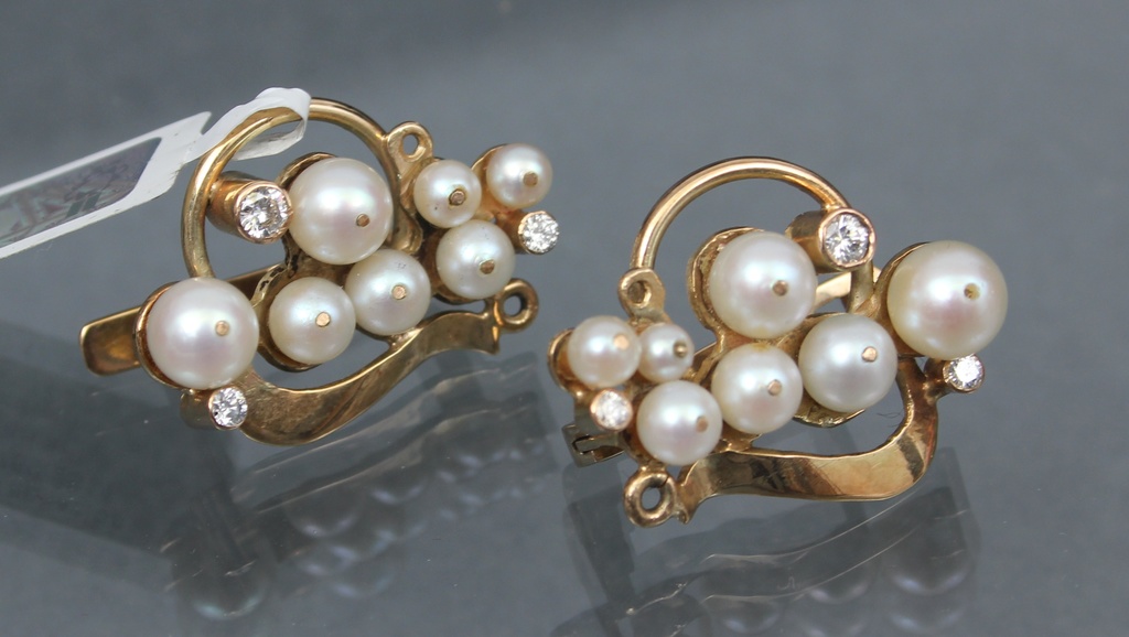 Gold earrings with diamonds