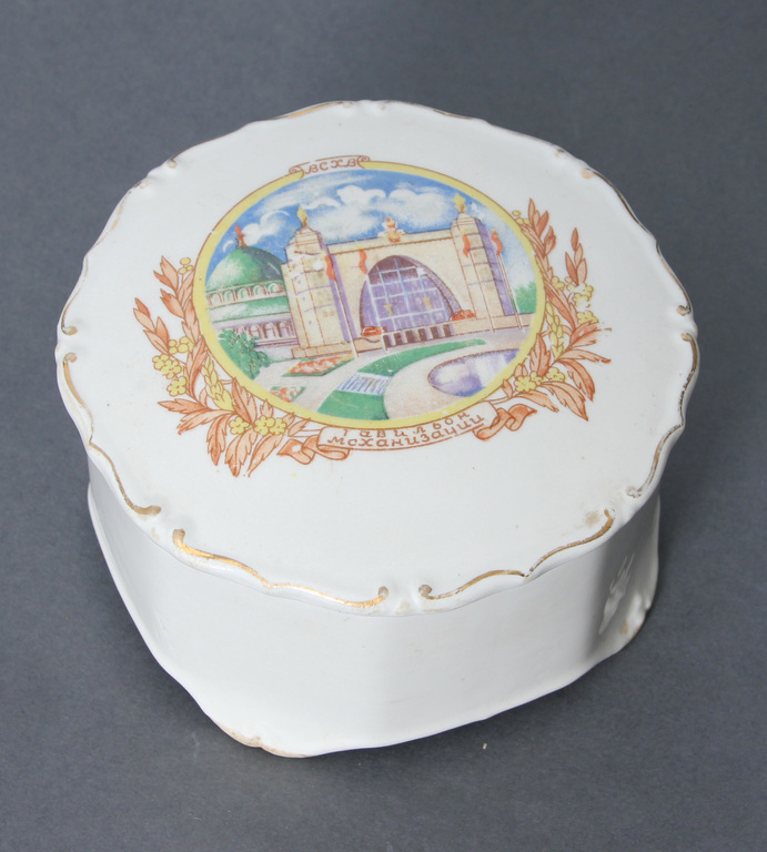 Porcelain box/chest with lid 