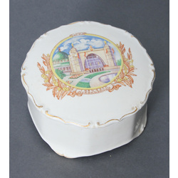 Porcelain box/chest with lid 