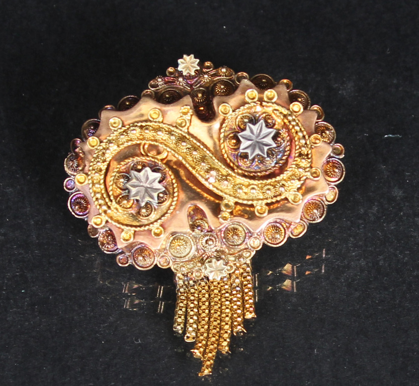 Gold brooch in neo-rococo style from red and yellow gold