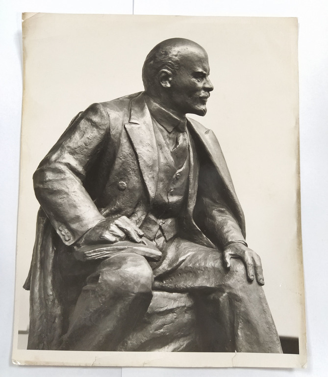 Fotogrāfija ar tēlnieka Travņikova skulptūru(ar tēlnieka autogrāfu)