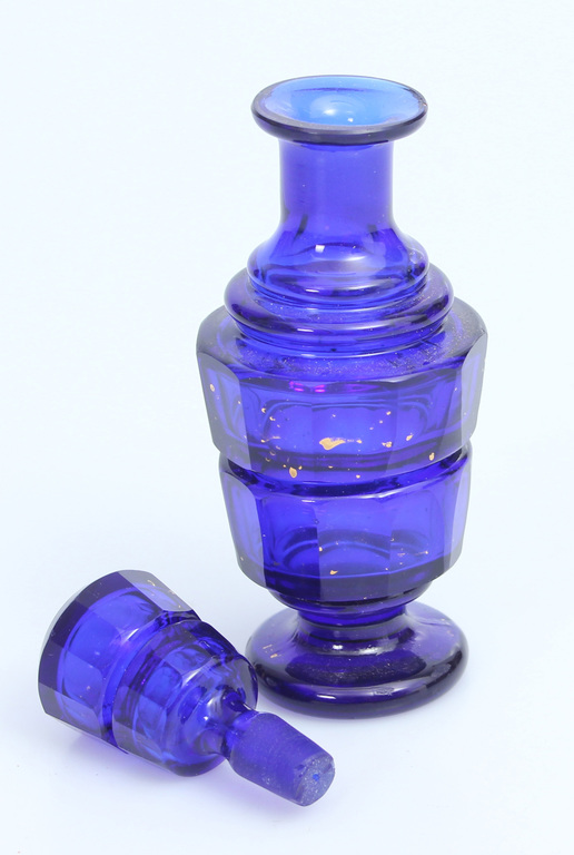 Zilā stikla smaržu pudelīte