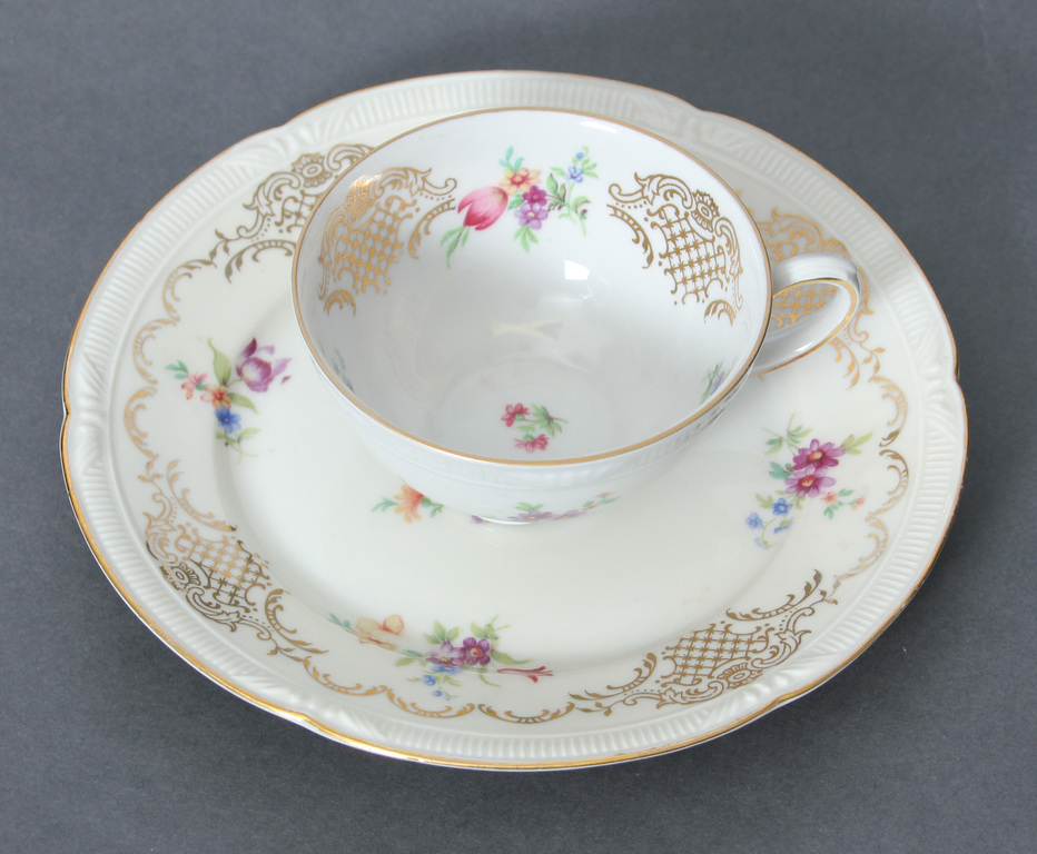 Porcelain cup with saucer 