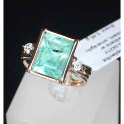 Gold ring with 2 natural diamonds and 1 natural emerald