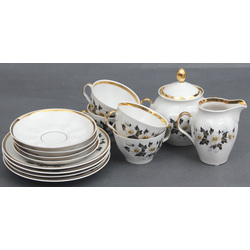 Porcelāna servīze nepilna - 4 apakštasītes, 4 šķīvji, 4 tasītes, 1 cukurtrauks, 1 krējuma kanniņa