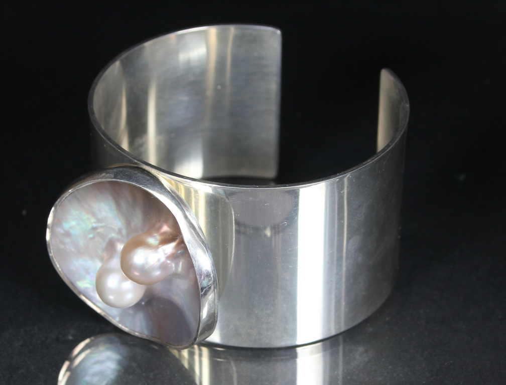 Silver bracelet with pearl 