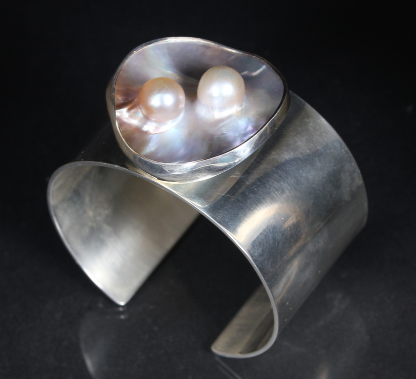 Silver bracelet with pearl 