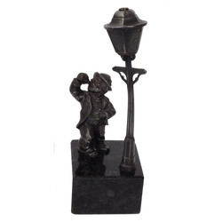 Шпиалтровая статуетка "Человек с фонарем"