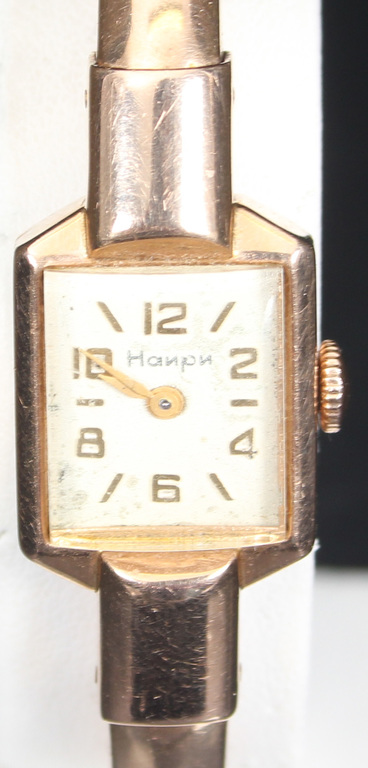 Zelta rokaspulkstenis Наири