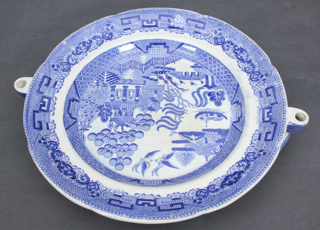 Фарфоровая тарелка с китайским мотивом
