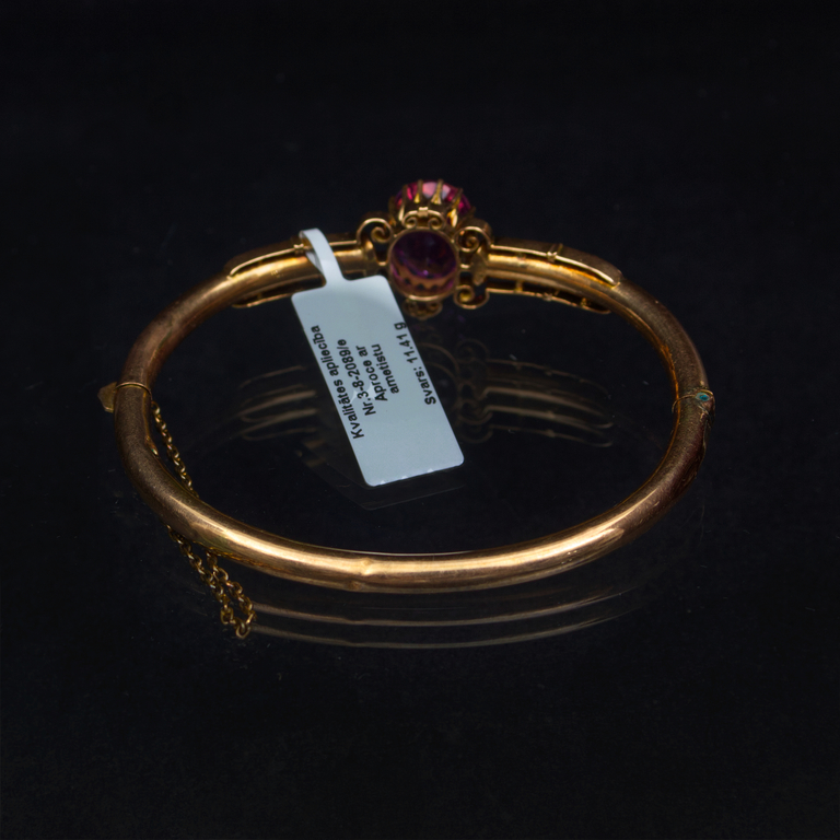 Gold bracelet with amethyst