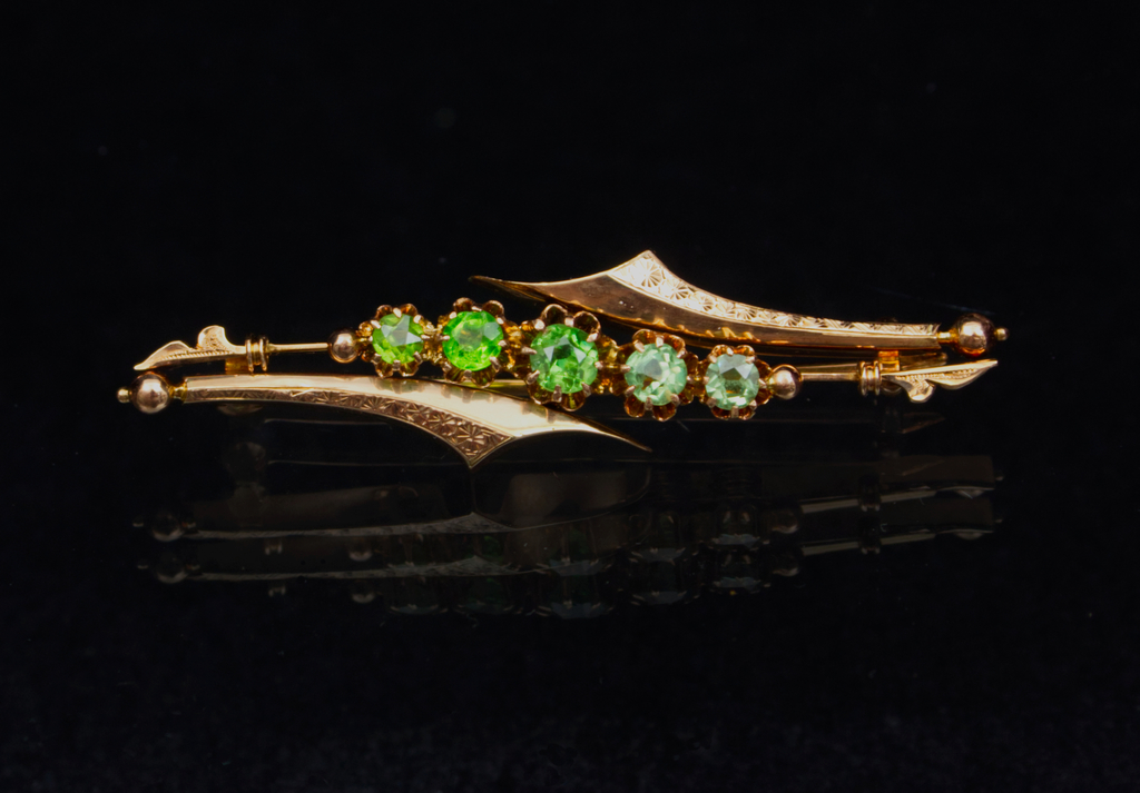 Gold brooch with chrysolites, demanthoids