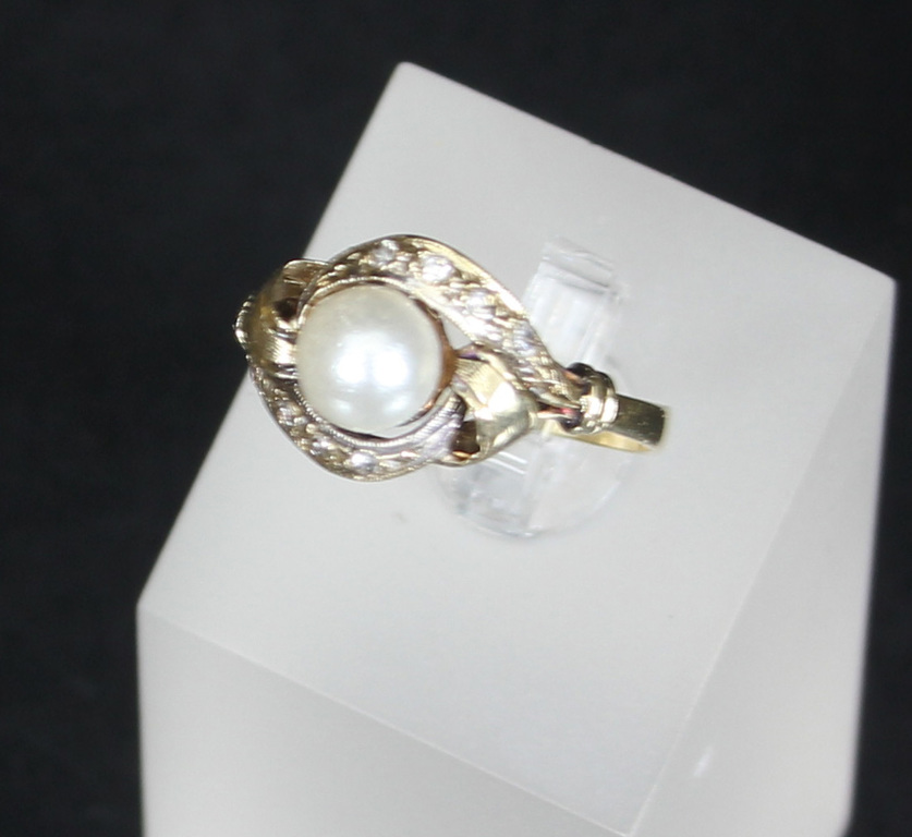Gold ring with synthetic diamond spinel and pearl