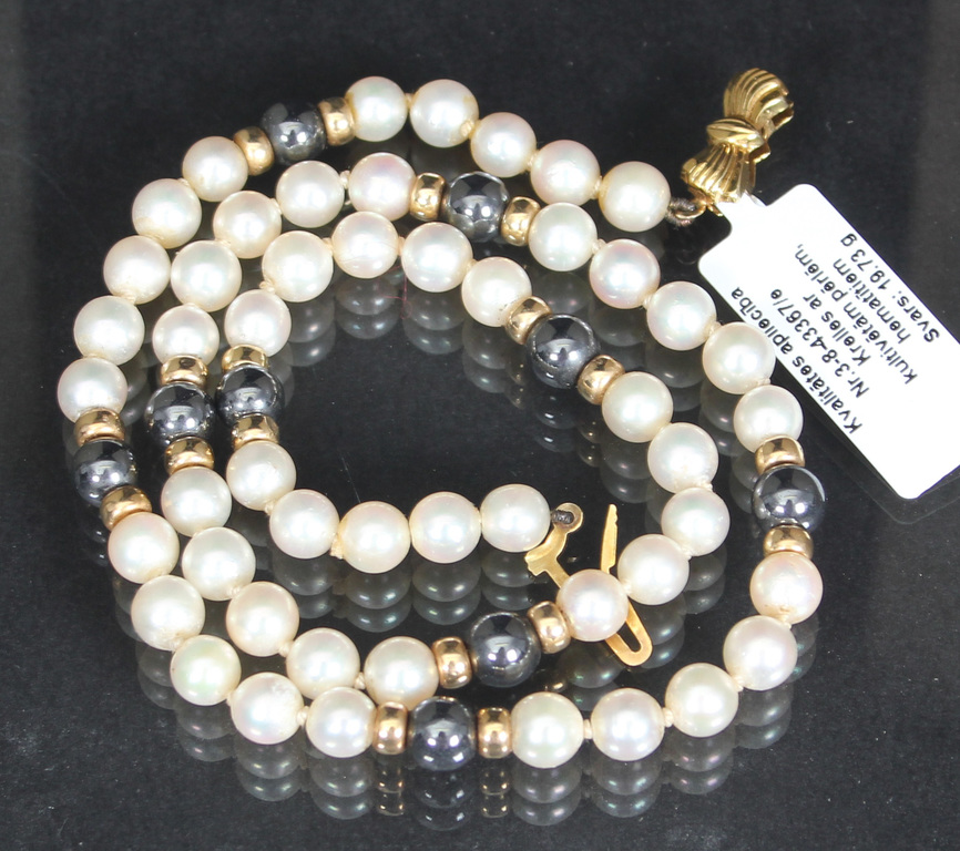 Necklace with pearls and hematite