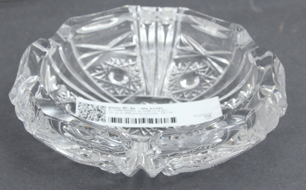 Crystal decanter with ashtray